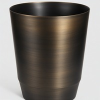 Poubelle en laiton fabriqué à la main avec finition noire mate conçue pour les intérieurs décoratifs et les espaces utilitaires fonctionnels.
