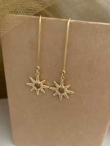 Pendientes chapados en oro de latón de diseñador, pendientes de estrella de circonita cúbica dorada, hermosos pendientes estampados de estrella para fiesta de boda, Hldi , Mehendi - Product Image 4