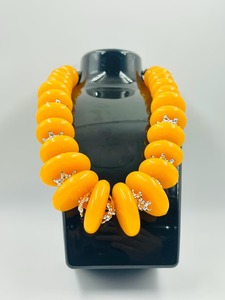 Collar de Resina Hecho a Mano por Proveedor Indio, Colores y Formas Personalizadas, Perfecto para Festivales o Fiestas, Disponible a Precio de Fábrica - Product Image 3