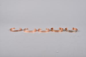 Tabla de cortar redonda de madera de acacia hecha a mano con asa, 100% ecológica, fabricada en India por Stylenest Export - Product Image 4