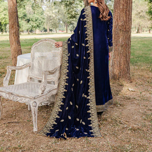 Precioso vestido de terciopelo estilo Maxi costura Premium vestido de terciopelo de aspecto real adecuado para ropa casual momentos festivos y de boda - Product Image 2