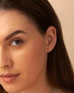 Delicados Pendientes de Diamante con Forma de Colibrí, 0.04 Ct, Diamante Natural Color G-H, Claridad VS, Oro Sólido de 14K, Regalo para Amantes de las Aves y la Naturaleza - Product Image 2