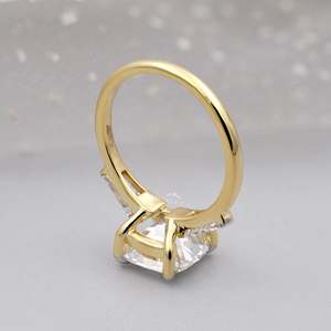 Bague de fiançailles certifiée IGI, diamant taille coussin provenant d'une ancienne mine, avec trois pierres, en or jaune et rose, sertie à 4 griffes - Product Image 5