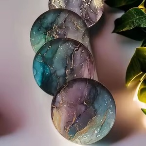 Posavasos de resina hechos a mano con forma redonda crean una vajilla lujosa pero funcional - Product Image 1