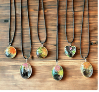 Collana commemorativa unica con fiori in resina epossidica e veri Fiori Non Ti Scordar di Me pressati, per ragazzi, souvenir, prezzo all'ingrosso Europa