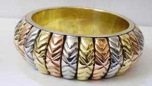 Brazalete de Lujo Tricolor de Cobre y Latón con Elegante Textura Acanalada en Acabado Dorado, Plateado y Oro Rosa, Artesanía Metálica Sofisticada - Product Image 6