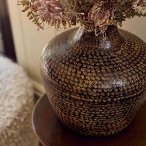 Vase à fleurs au design Art Déco texturé en aluminium tendance, avec taille et logo personnalisables, pour la décoration de la maison, du jardin, des mariages et des fêtes - Product Image 2