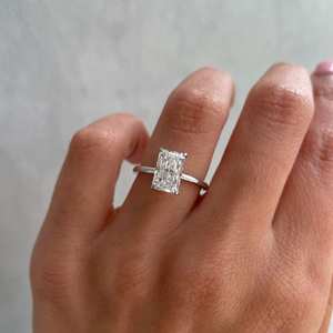 Bague de fiançailles solitaire minimaliste avec Moissanite allongée 10x6 MM coupe rayonnante magnifique quatre griffes finition glacée pour elle - Product Image 1