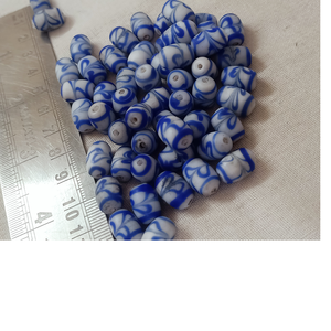 Mini cuentas de cristal y Murano tradicionales y vintage blancas y azules hechas a medida para diseñadores de joyas y Tiendas de Cuentas - Product Image 1