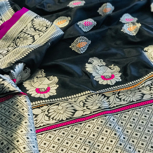 ผ้าไหมนิ่มมีสีที่น่าสนใจและมินะคาริที่แตกต่างกันมีขอบจาริสีเงินและการทอผ้าอย่างดีทำงานด้วย pallu ที่ตัดกัน - Product Image 1