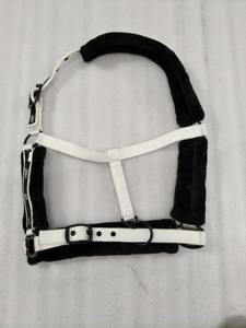 Cabestro Acolchado Suave para Caballo de Adeefa Enterprises, con Forro de Lana Negra, Ajustable, de Nailon, para Caballos. - Product Image 3