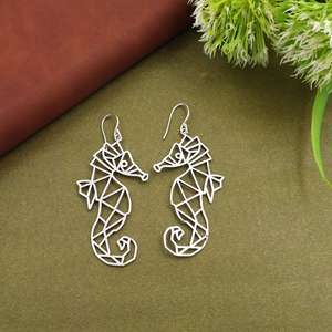 Pendientes Colgantes de Caballito de Mar Geométricos en Tono Dorado y Plateado, Joyería Ligera con Diseño de Animal Marino para Mujer - Product Image 3