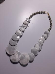 Esencia etérea: un viaje con cuentas de resina Ondas caprichosas: Collar de cuentas de resina hecho a mano Jardines brillantes: Inspirado en la naturaleza - Product Image 2