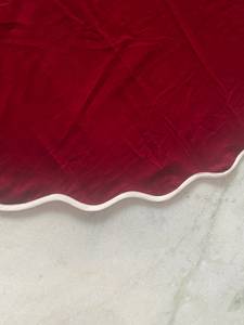 Falda de árbol de Navidad de terciopelo granate con tubería blanca Decoración de fiesta festiva y regalo Falda de árbol de vacaciones - Product Image 4