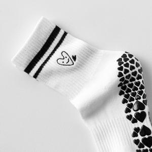 Venta al por mayor de calcetines de algodón personalizados para Pilates, Yoga y gimnasio, Otoño, tejido, lazos bordados, transpirable, agarre a rayas, puño antideslizante diario - Product Image 2