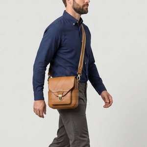 Bolso bandolera de cuero estilo mensajero compacto con correa ajustable y múltiples bolsillos de almacenamiento para uso diario - Product Image 4