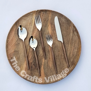 Juego de cubiertos de metal con diseño de mango de latón para una mesa de comedor de cocina tradicional rústica, ideal para uso diario y fiestas. - Product Image 3