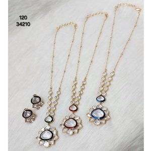 Ensemble de colliers assortis Kundan de collection de mariage lourd avec boucles d'oreilles et bijoux de tête disponibles au prix d'usine - Product Image 2