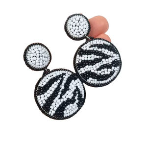 Meilleures boucles d'oreilles brodées à la main en perles de graines de qualité supérieure, de couleur noire et blanche, de forme circulaire, pour filles, en provenance d'Inde - Product Image 1