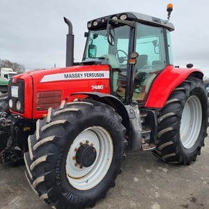 Tracteurs Massey Ferguson 4x4 d'occasion abordables avec chargeur et outils agricoles pour une utilisation agricole en stock pour une expédition immédiate - Product Image 4