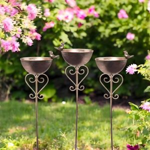 Bol à oiseaux en métal pour jardin avec accents décoratifs attirant les oiseaux vers un environnement extérieur paisible - Product Image 5