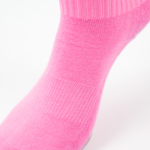 Venta al por mayor de calcetines sólidos con logotipo personalizado de algodón transpirable antideslizante de punto calcetines deportivos - Product Image 4