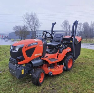 Mini-tracteur Kubota pour la tonte des pelouses avec. - Product Image 6