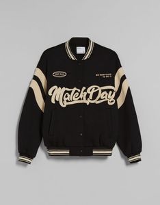 แจ็คเก็ตวาร์ซิตี้สไตล์คลาสสิกสำหรับผู้ชาย ปรับแต่งได้ ผลิตจากผ้าแคนวาสคอตตอน 100% พร้อมแผ่นปะโลโก้ กันน้ำ ระบายอากาศได้ดี แห้งเร็ว บริการ OEM - Product Image 2