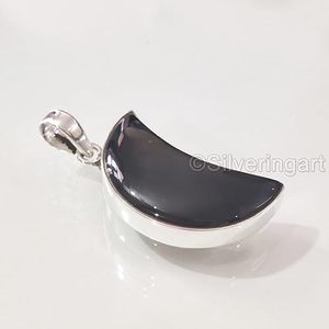 Colgante de Plata de Ley 925 con Piedra Preciosa de Ónice Negro Natural, Piedra de Nacimiento de Diciembre, Luna Creciente, Joyería Hecha a Mano - Product Image 1