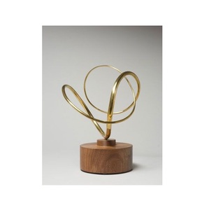 Escultura de metal de diseño alto y delgado para la decoración de espacios estrechos para crear un punto focal artístico vertical elegante - Product Image 1