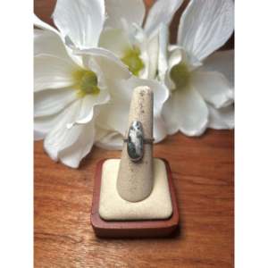 Anillo Artesanal Navajo, Coleccionable Cultural, con Búfalo Blanco y Plata de Ley, Talla 6.25 - Product Image 2