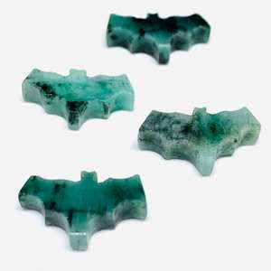 Amuleto de Piedra Preciosa de Esmeralda Natural Tallada a Mano en Forma de Murciélago, 20x10 MM - Product Image 3