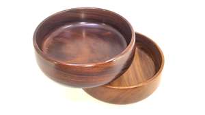 Produits en bois tels que des plateaux à découper, des couverts, des bols et autres articles de cuisine, au design unique et fabriqués en bois de haute qualité - Product Image 5