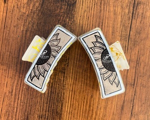 Nouvelle arrivée vente chaude Western élégant à la main usiné en cuir gravé pinces à cheveux en cuir griffe accessoires de cheveux pour les femmes - Product Image 1