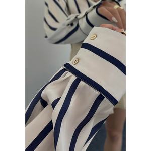 Blusa da donna in raso a righe Ecru elegante Design a righe per Comfort e stile - Product Image 6