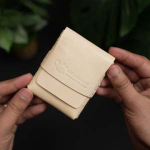 No. Cartera Minimalista Todo en Uno para Tarjetas de Crédito con Cierre de Botón, Cuero Natural de Curtido Vegetal - Product Image 3