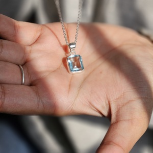 Pendentif rectangulaire en topaze bleue et argent, léger, religieux, en argent sterling 925, pierre précieuse - Product Image 1