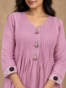 Ensemble robe et dupatta en chanderi, violet, tendance, fait main, de créateur indien, pour femmes, pour les mariages et les fêtes traditionnelles indiennes. - Product Image 2