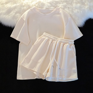 เสื้อยืดครอป2ชิ้นสีพื้นสำหรับฤดูหนาวของผู้หญิงเซตกางเกงขาสั้นผ้าคอตตอนใส่สบายใส่100% โลโก้ได้ตามต้องการแห้งเร็ว - Product Image 2