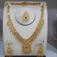Parure de bijoux vintage plaqué or 24 carats de Dubaï, motif fleur de perle classique, pour anniversaires, comprenant collier, boucles d'oreilles, bracelets et broches, couleur cuivre