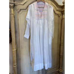 Utsav 25, 100% Algodón, Cintura Natural, Cuello en V, Silueta en A, Bordado a Mano, Ropa Casual Blanca - Product Image 2