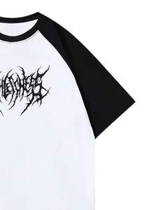 T-shirt graphique unisexe noir et blanc à manches raglan, imprimé logo gothique, manches courtes, coton, streetwear décontracté, coupe ample, haut d'été - Product Image 2