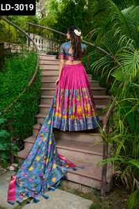 Les dernières femmes portent du velours de style indien et pakistanais Lehenga Choli avec une séquence lourde fonctionne avec un imprimé floral fantaisie Dupatta - Product Image 4