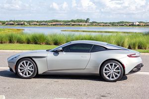 Excellent état, Aston Martin DB11 V12 Coupé d'occasion 2018 - Product Image 4