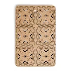 Planche à découper moderne en bois avec motif tendance et artisanat haut de gamme pour les cuisines contemporaines - Product Image 1