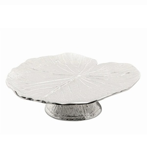 Support à gâteau rond en métal décoratif gravé à la main avec finition émaillée pour les fêtes de Noël et de mariage - Product Image 2