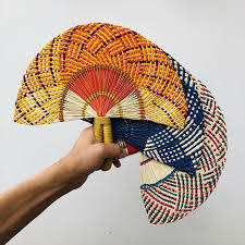 Ensemble cadeau de ventilateur ventilateur ventilateur à main africain avec poignée en cuir vendu assortiment de ventilateur d'herbe de jonc de mer tissé petit multifonctionnel coloré - Product Image 2