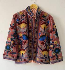 Chaqueta de Terciopelo Suzani con Bordado Floral, Kimono Indio Transpirable con Forro de Lana, Estampado Floral Invernal Hecho a Mano - Product Image 1