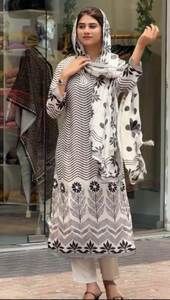 Lighting Up And Bright Color V Neck Laheriya Design Cut Work Kurti Set para uso diario y de oficina Colección de niñas - Product Image 4