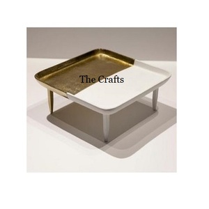 Plateau de service en aluminium de conception standard pour les accessoires d'hôtel plateau de service de serveur de gâteau de couleur blanche et or en Inde - Product Image 1